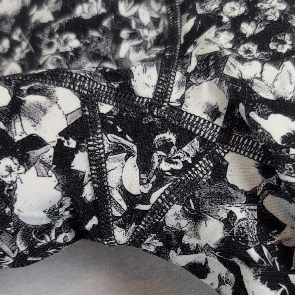 lululemon athletica Monochrome Floral Leggings‎ - Picture 5 of 6